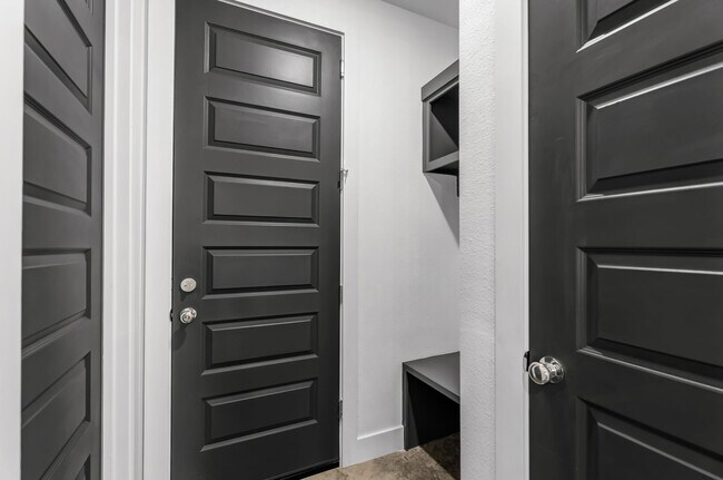 Building Photo - MOVE IN SPECIALS