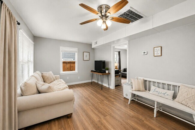 Building Photo - 609 Sealy Ave