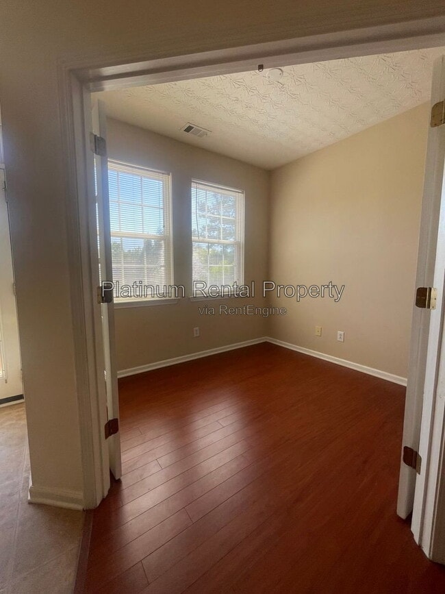 Building Photo - 244 Village Square Dr