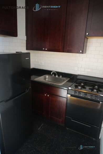 Building Photo - 1700-1710 W Albion