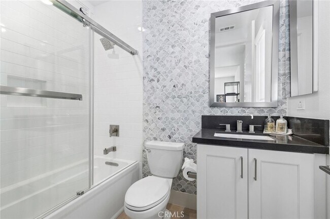 Building Photo - 70 Ray