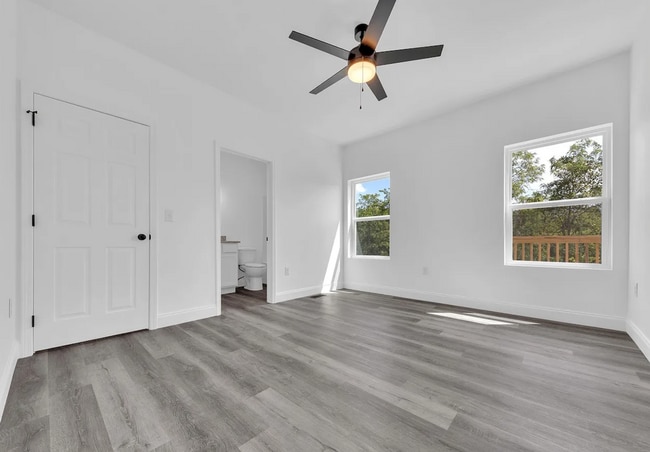 Building Photo - OPEN CONCEPT LIVING!!