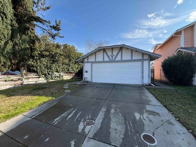 Building Photo - Great Natomas 3 Bedroom on Large Court