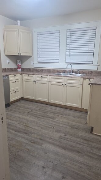 Building Photo - 711 Marine St