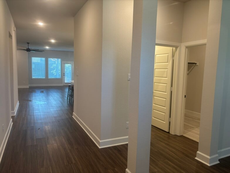 Building Photo - 8625 Spindletop Dr