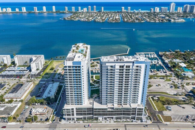 Building Photo - 220 Lake Shore Dr