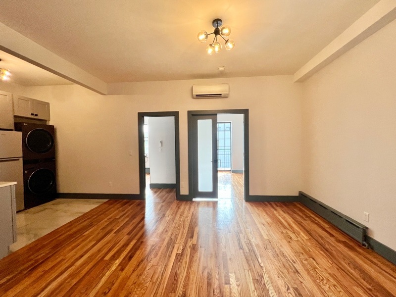 Building Photo - 52 Monitor St