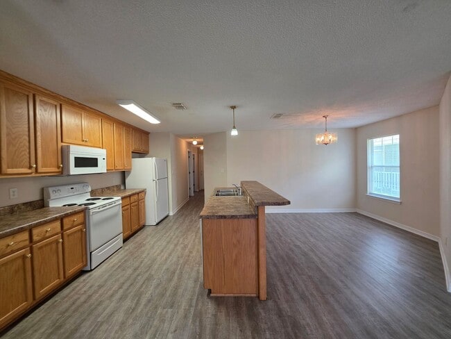 Building Photo - 3BR/2BA home with 2 car garage and privacy...