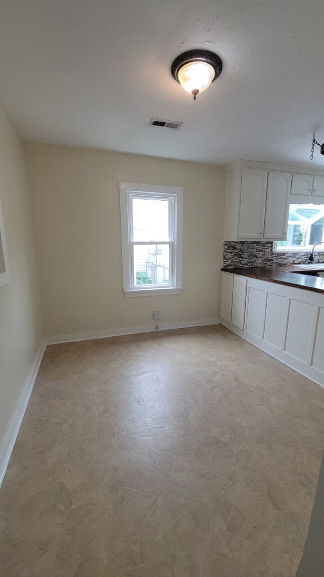 Building Photo - "5 points area 2-Bedroom Huntsville Home w...