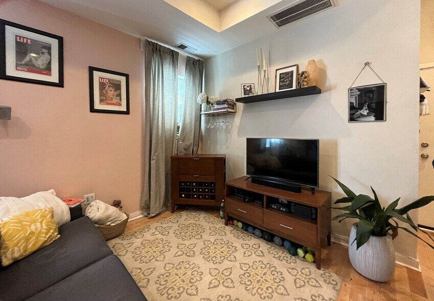 Building Photo - 317 6th S St