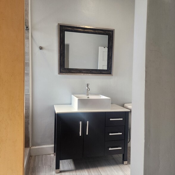 Master Vanity - 2415 N Vine St