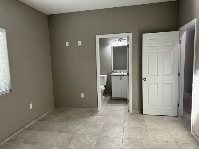 Building Photo - Beautiful Modern 3Bdm 2Ba Home, Easy Access to I-10, Must See!