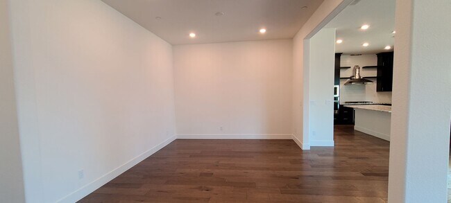 Building Photo - Stunning home with luxurious wood floor and beautiful spacious yard