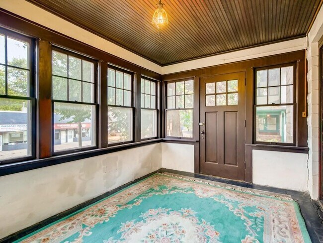 Building Photo - June 2026 ~ Cute 5 bedroom house. Spacious...