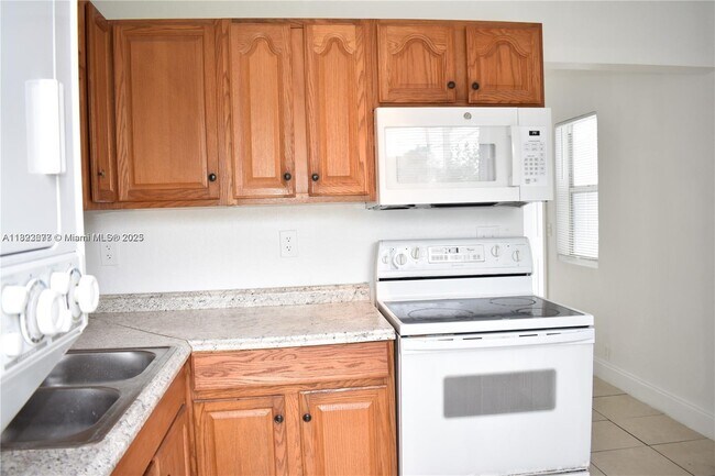 Building Photo - 1002 Palm Beach Lakes Blvd