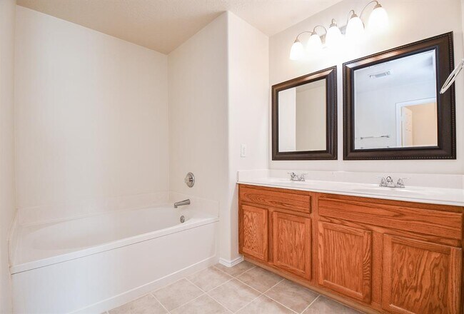 Building Photo - 19111 Yaupon Ranch Dr