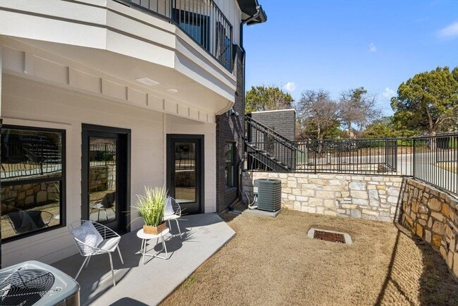 Building Photo - 2450 Wickersham Ln