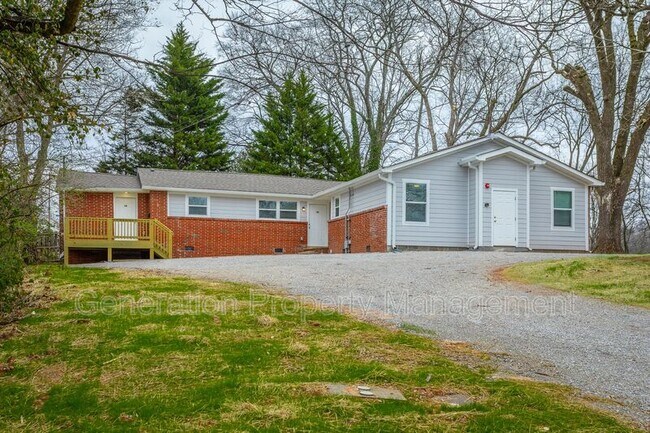 Building Photo - 5 Meadowbrook Dr W