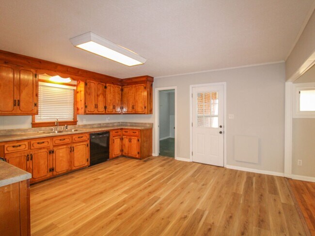 Building Photo - Well maintained brick home in a fantastic location!