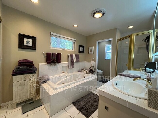 Building Photo - 8422 Fable Ave