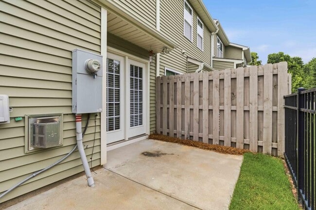 Building Photo - 730 Elmbrook Dr