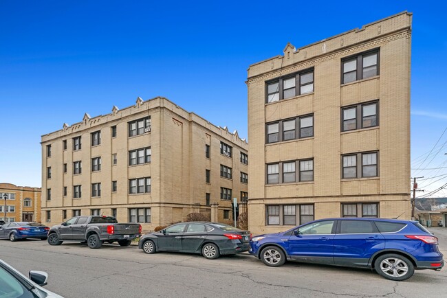 Building Photo - Large 1 Bed + Den in Superb Berwyn Locatio...