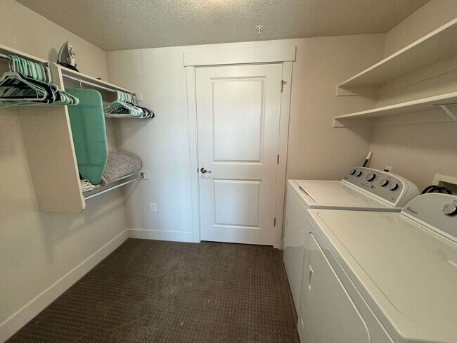 Building Photo - 460 E 400 S