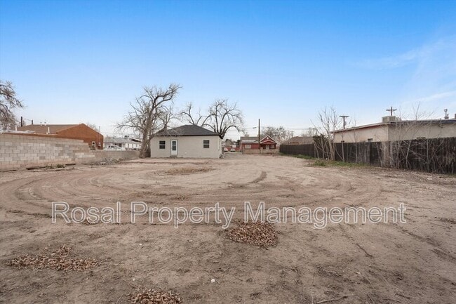 Building Photo - 815 John St