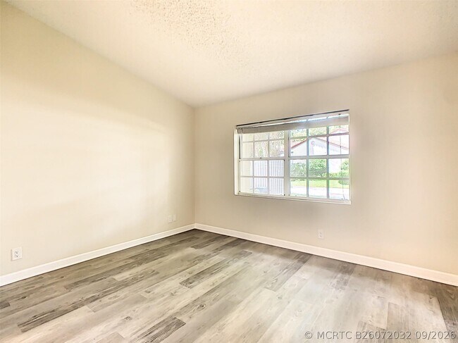 Building Photo - 1370 Cottonwood Cir