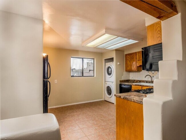 Building Photo - 2838 Aliso Dr NE