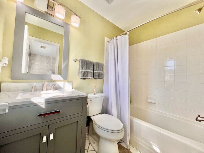 Building Photo - UPTOWN TOWNHOUSE!