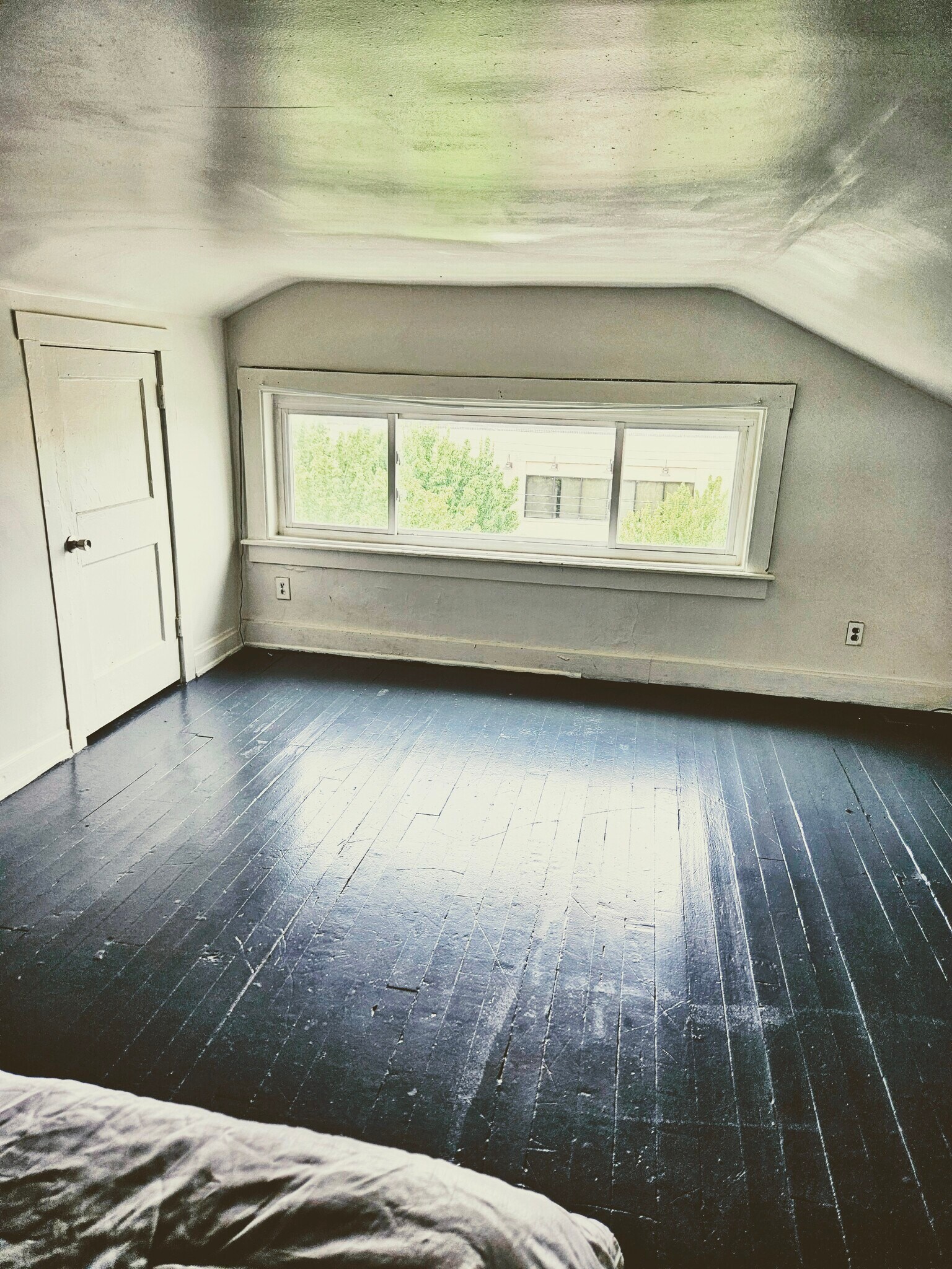 Top floor 2nd bedroom - 1923 Dana Ave