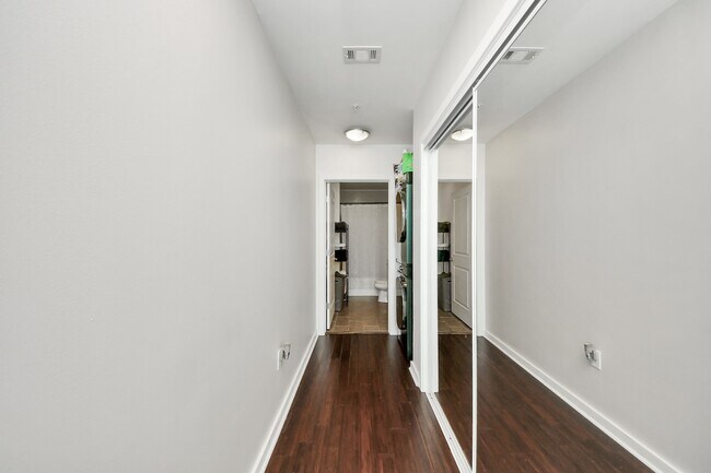 Building Photo - 5925 Almeda Rd