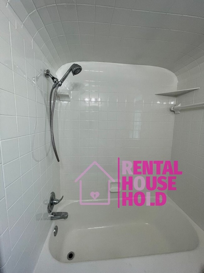Building Photo - Beautiful 2 Bedroom 1 Bath Home East Engli...