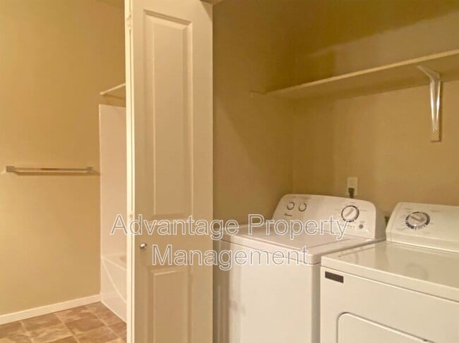 Building Photo - 501 Catron Pl
