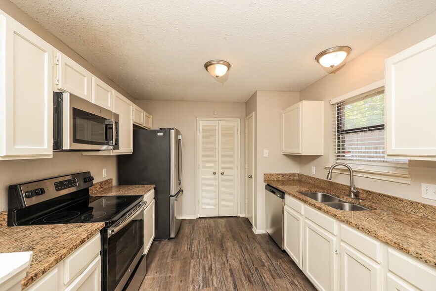 Building Photo - 2605 Hartford Ln