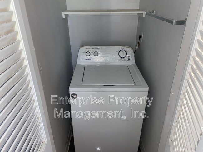Building Photo - 414 N Willett St