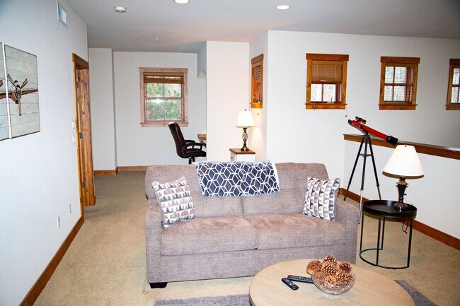 Building Photo - Wonderful Furnished 3 Bedroom & 2 Bathroom...