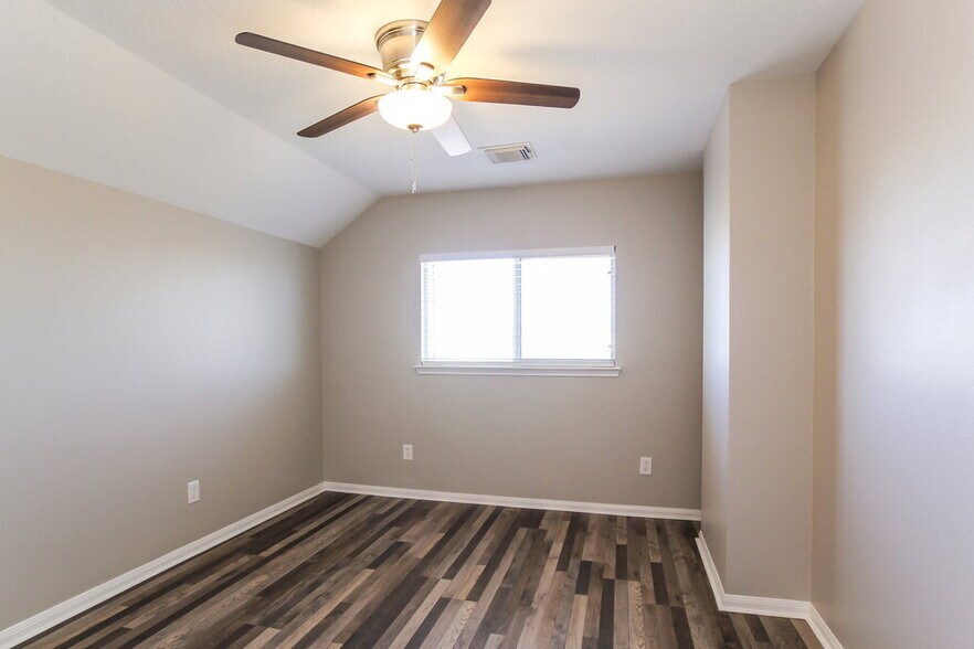 Building Photo - 16315 Rockcreek Ln
