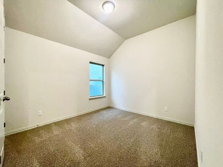 Building Photo - 16629 Freshwater Dr