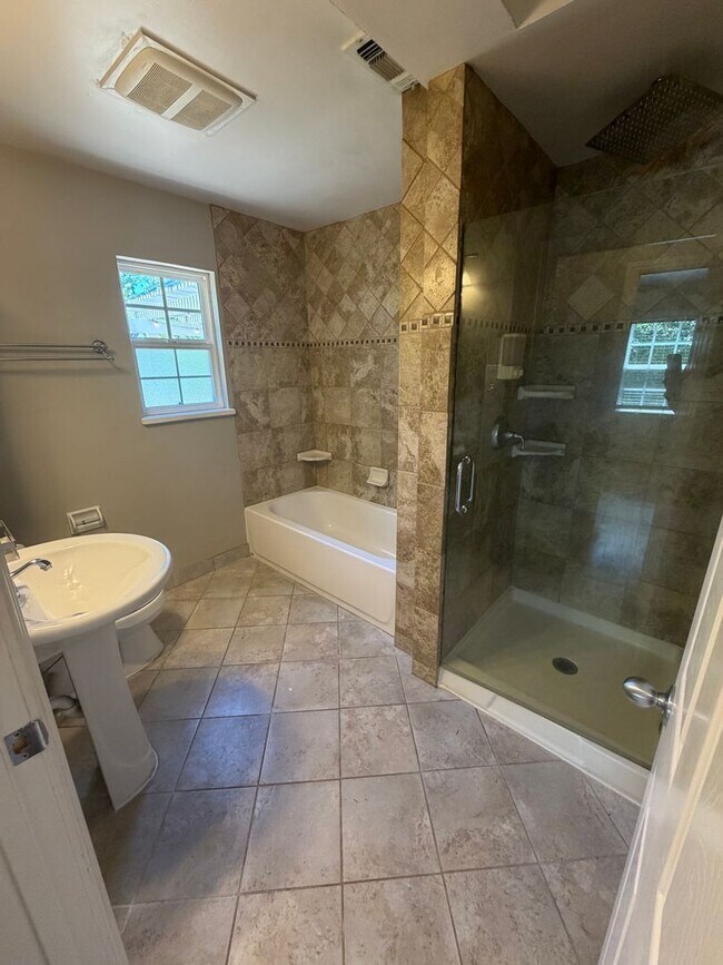 Building Photo - 2 Bedroom | 1 Bathroom | Single family in East Sacramento