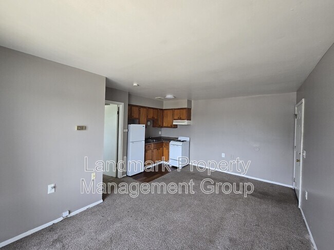 Building Photo - 15811 Harper Ave