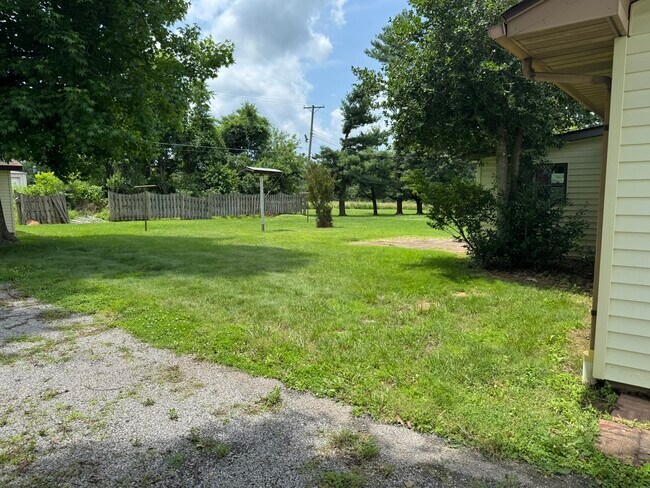 Building Photo - 102 Oaklawn Cir