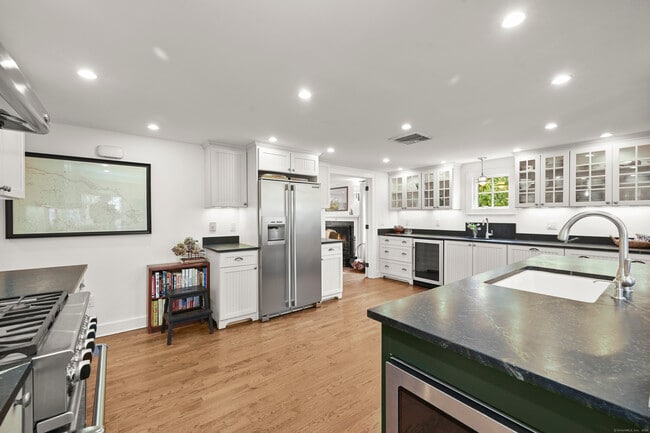 Building Photo - 104 Roton Ave