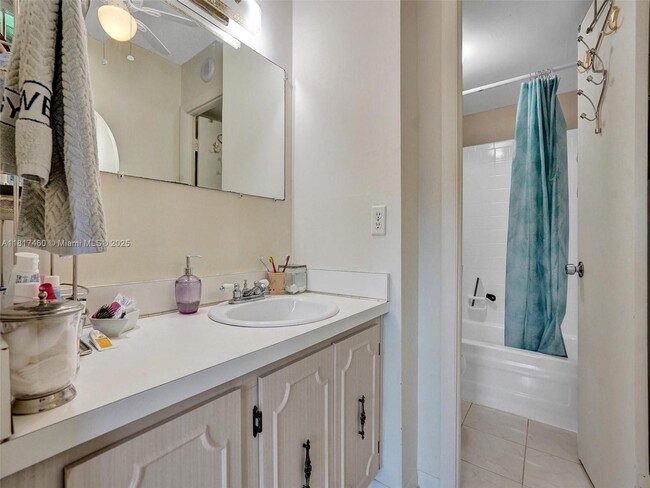 Building Photo - 3113 S Ocean Dr