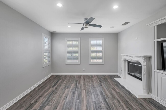 Building Photo - Gorgeous 5 Bedroom Home Behind the Gates i...