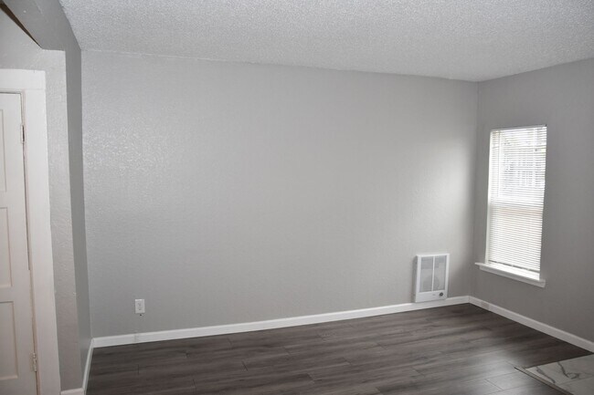 Building Photo - Updated 2 Bedroom 1 Bath Hilltop Home