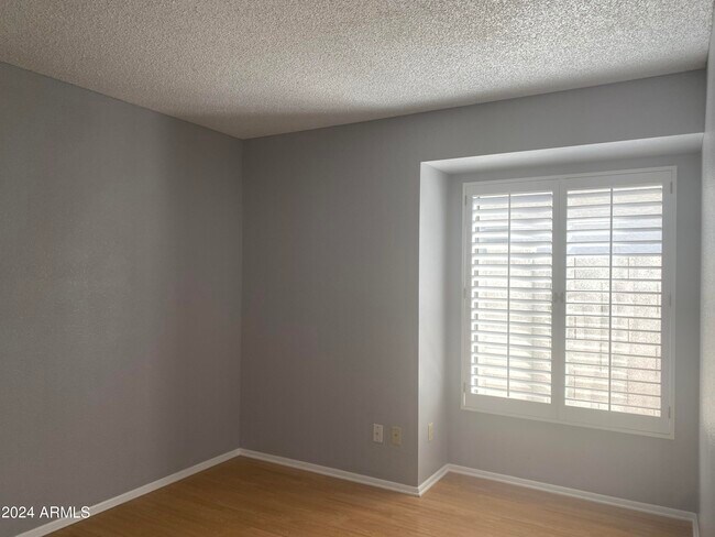 Building Photo - 510 W Fellars Dr