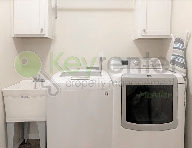 Building Photo - Beautiful 4 Bedroom- 3.5 Bathroom Home in Alamo, TX