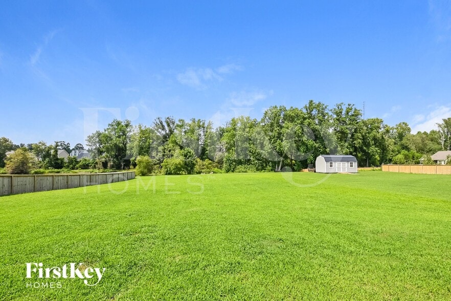 Building Photo - 92 Squire St